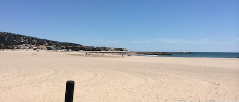 靠近海滩