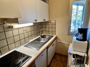 Kühlschrank, Mikrowelle, Ofen, Herdplatte