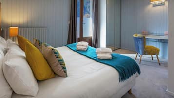 6 bedrooms, iron/ironing board, WiFi, bed sheets