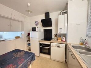 Frigorífico, microondas, horno y placa de cocina