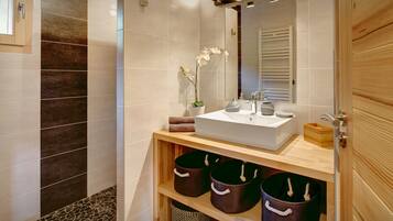 Ducha, secador de pelo, toallas