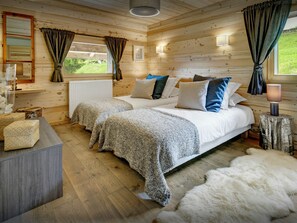 4 bedrooms, iron/ironing board, WiFi, bed sheets - Chalet Lydie Manigod - alpine family stay for 8 - OVO Network (Manigod)