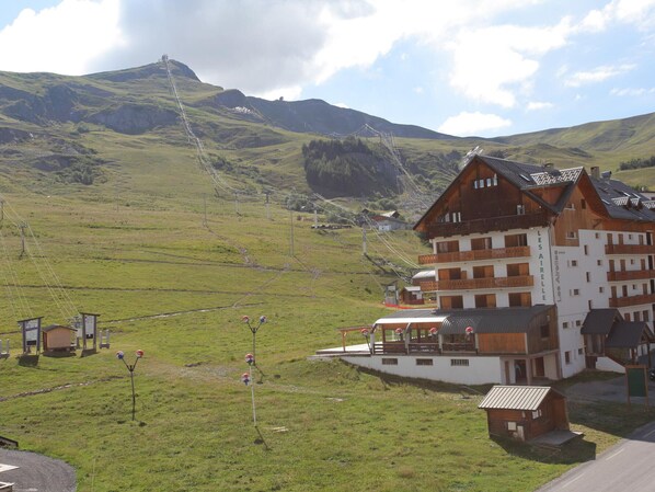 Exterior - Renovated apartment for 6, central location, near slopes (La Toussuire)
