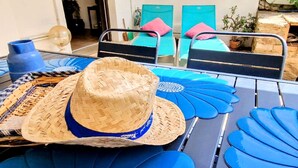 A room with a table set for two, featuring a woven hat and blue cushions. - T3 Apartment with garden in Banyuls, parking included (Banyuls-sur-Mer)