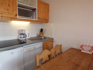 Fridge, microwave, stovetop, dishwasher - Charming 3-room for 6, next to ski lift, parking included (La Toussuire)