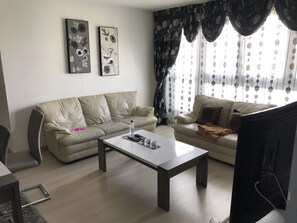 Appartement, 1 chambre | Salle de séjour | Télévision à écran plat