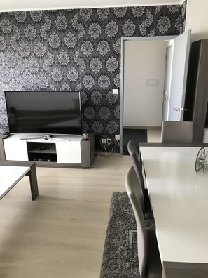 อพาร์ทเมนท์, 1 ห้องนอน | บริเวณนั่งเล่น | ทีวีจอแบน