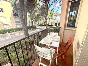Outdoor dining - Cozy 2-Room Apartment with Balcony, 4 Sleeps, 50m from Beach – Argelès-sur-Mer (Argelès-sur-Mer)
