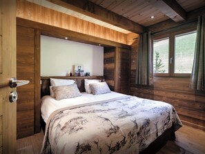 4 slaapkamers, een strijkplank/strijkijzer, wifi, beddengoed