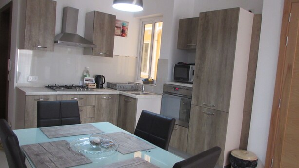 Family dining - Carina Court Apartment Marsascala (Marsaskala)