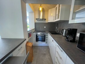 Een koelkast, een oven, een kookplaat, een vaatwasser