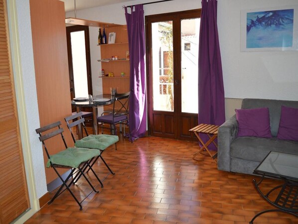 Living area - 2-room apartment, 4 sleeps, near sea and shops, balcony, pets allowed (Banyuls-sur-Mer)