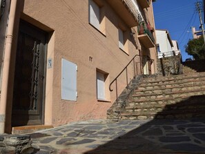 Exterior detail - 2-room apartment, 4 sleeps, near sea and shops, balcony, pets allowed (Banyuls-sur-Mer)