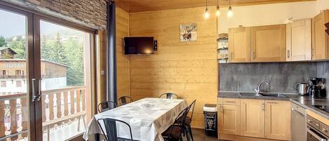 Een koelkast, een oven, een vaatwasser, een koffiezetapparaat/waterkoker