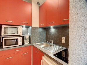 Fridge, oven, dishwasher, coffee/tea maker