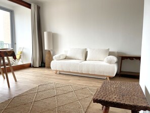 TV - Comfortable studio with sea view, loggia, pets allowed and private parking (Banyuls-sur-Mer)