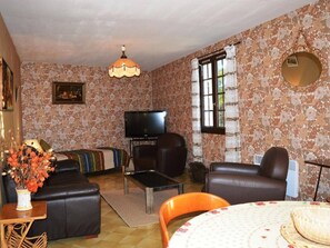 TV - Peaceful 3BR Villa with Garden, Terrace & Parking Near Saint-Cyprien Beach (Saint-Cyprien)
