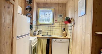 Charming 2-Bed Apartment for 6 near Slopes, Shops & Amenities