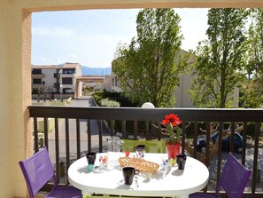 Outdoor dining - Charming Studio with Balcony, Parking & Near Beach - Sleeps 4 in Saint Cyprien (Saint-Cyprien)