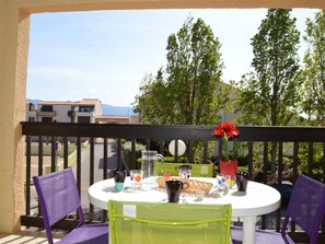 Outdoor dining - Charming Studio with Balcony, Parking & Near Beach - Sleeps 4 in Saint Cyprien (Saint-Cyprien)