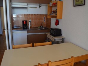 Fridge, microwave, coffee/tea maker - 3-room cabin apartment, sleeps 6 in Cerbère, sea view, parking, beach access (Cerbère)