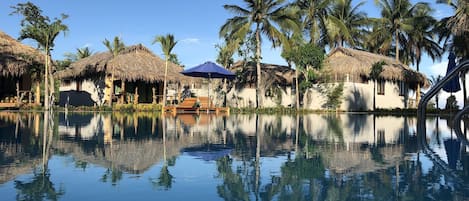 Una piscina al aire libre, sombrillas