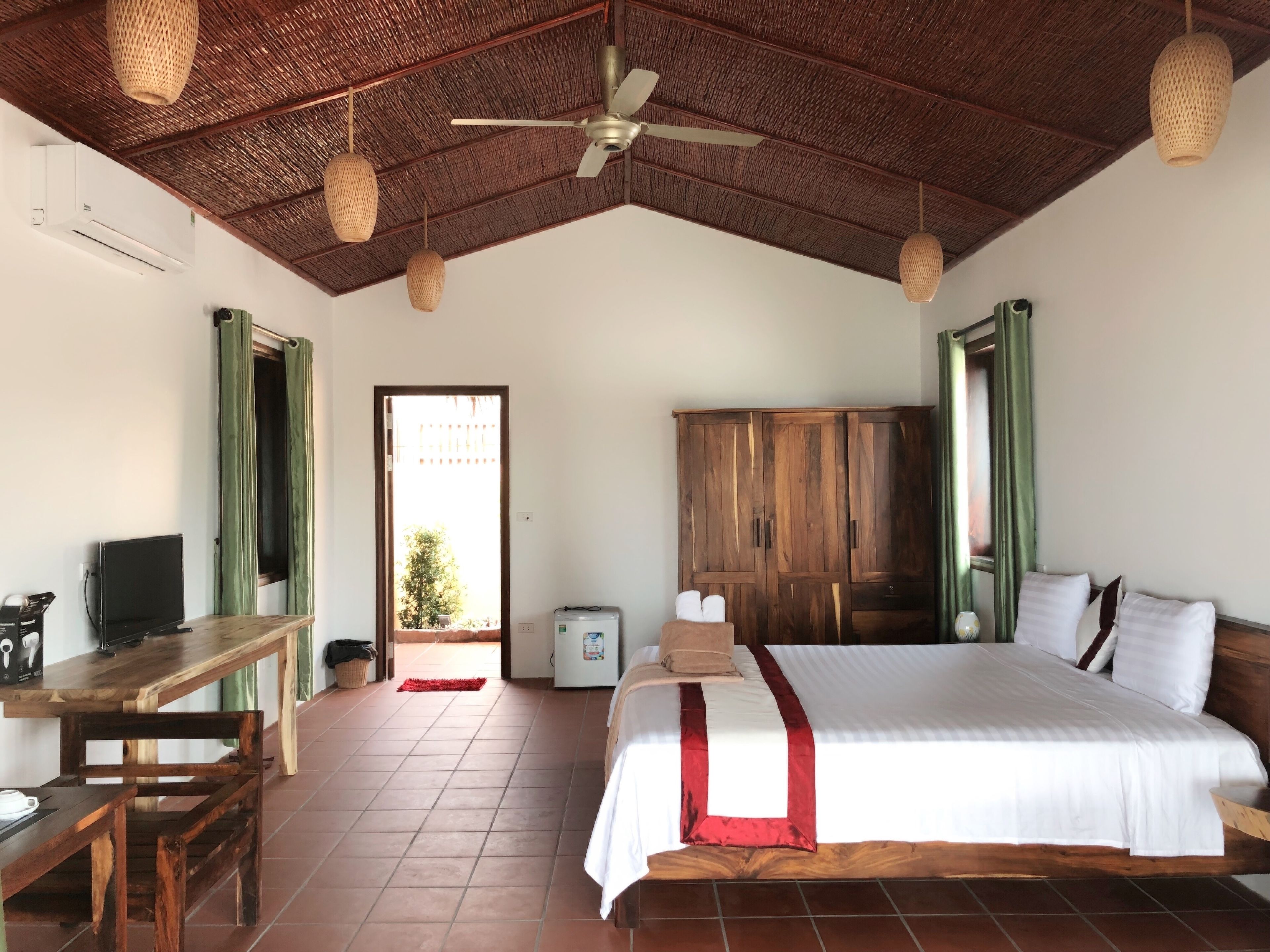 Minibaari, työpöytä, pimennysverhot, äänieristys