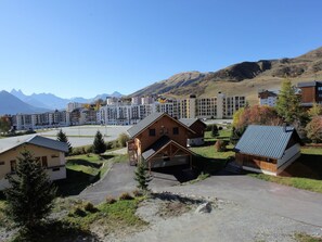 A hotel with a modern design, featuring a mix of wooden and metal structures, set against a backdrop of mountains and a clear sky. - Pleasant 35m² apartment in La Toussuire, 1 bed, 50m from slopes, Free Wi-Fi (La Toussuire)