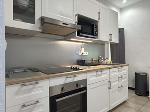 Fridge, dishwasher, coffee/tea maker - 3-room apartment with sea view terrace in Banyuls-sur-Mer (Banyuls-sur-Mer)