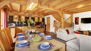Un interior de madera con comedor, cocina y sala de estar.