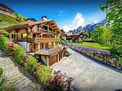 Chalet des Enfants - ski-in ski-out base for 10, spa & views - OVO Network