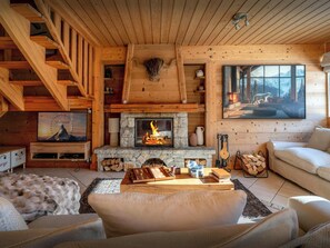 Télévision, cheminée, lecteur de DVD, table de tennis de table