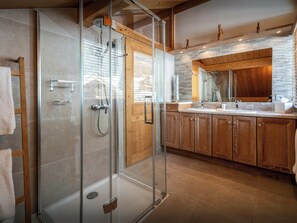 Bathtub, free toiletries, hair dryer, towels