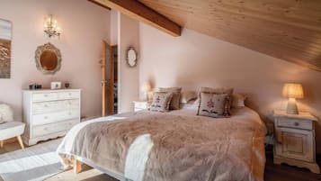 4 bedrooms, iron/ironing board, WiFi, bed sheets