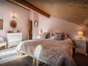 4 makuuhuonetta, silitysrauta/-lauta, Wi-Fi, vuodevaatteet