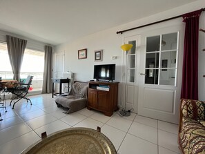 TV - Arcachon - Cozy T2 by the beach with private parking (Arcachon)