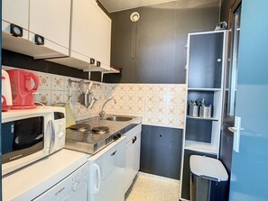 Fridge, stovetop, dishwasher, coffee/tea maker