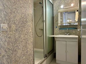 Bathroom - Cozy 4-Room House for 6 in Argelès-sur-Mer, Near Beach, Terrace, Parking, and Modern Amenities (Argelès-sur-Mer)