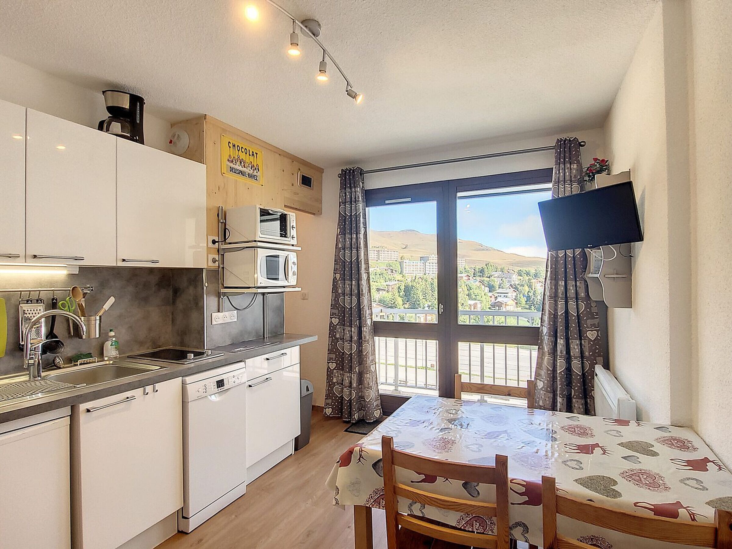 Fridge, stovetop, dishwasher, coffee/tea maker