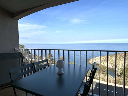 Renovated apartment for 4 with sea view, AC and parking