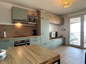 Fridge, microwave, dishwasher, coffee/tea maker