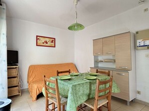 Dining - Cozy 1BR Apt, Sleeps 4, Steps from Beach, Terrace, Parking, TV, Quiet Area (Argelès-sur-Mer)