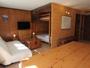 Room - Renovated mountain-style apartment for 6 with balcony near slopes (La Toussuire)