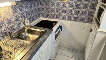 Réfrigérateur, micro-ondes, plaque de cuisson