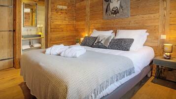 6 bedrooms, iron/ironing board, WiFi, bed sheets