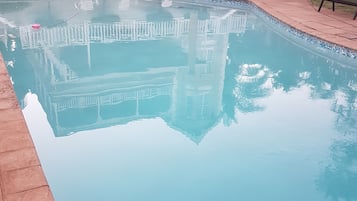 室外泳池;06:00 至 09:00 開放;躺椅