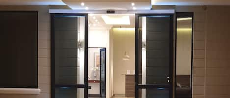 Pintu masuk properti