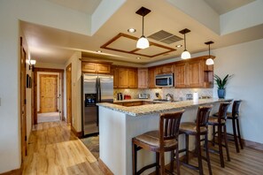 Fridge, oven, stovetop, dishwasher - EL5104 | Beautiful Sprawling Condo | Private Deck | Winter Shuttle | 4 Pools (Steamboat Springs)