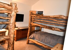 2 soverom, strykejern/-brett, internettilgang og sengetøy