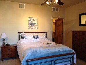 2 slaapkamers, een strijkplank/strijkijzer, gratis wifi, beddengoed